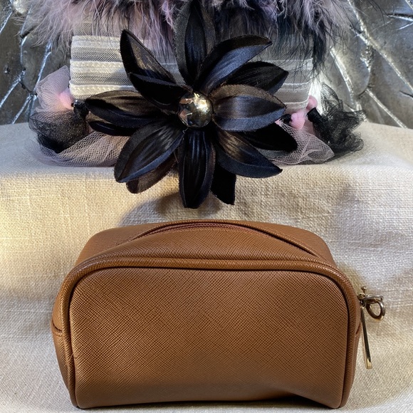 Michael Kors wristlet or cosmetic 💝 - Picture 5 of 6